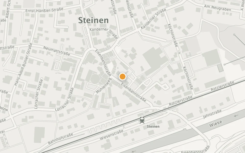 Stadtplan von Steinen. Ein orangefarbener Punkt markiert die Praxis in der Eisenbahnstraße 19, nördlich der Bahnlinie und des Bahnhofs Steinen.